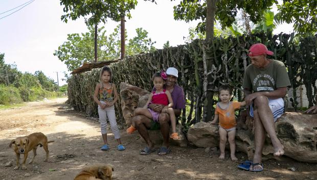 Dos hombres con sus hijos y nietos en Santa Marta, en la provincia cubana de Matanzas