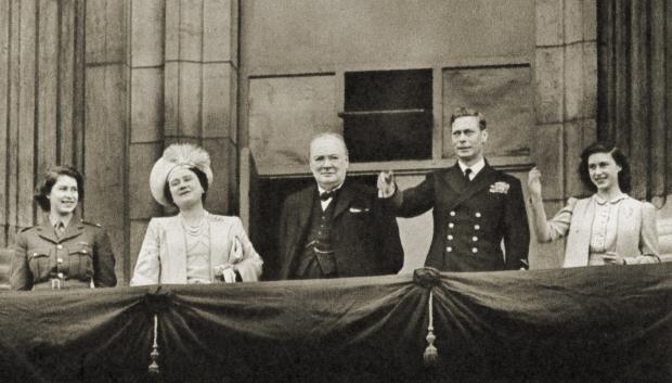 Winston Churchill con Jorge VI, la Reina Madre, las princesas Isabel y Margarita, 1945