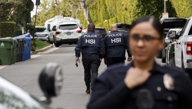Los Angeles (United States), 26/03/2024.- Federal investigators walk on a closed off road outside of a home owned by rapper and record producer Sean 'Diddy' Combs in Los Angeles, California, USA, 25 March 2024. The United States' Department of Homeland Security confirmed that the raid on Combs home was part of an ongoing investigation. (Estados Unidos) EFE/EPA/CAROLINE BREHMAN