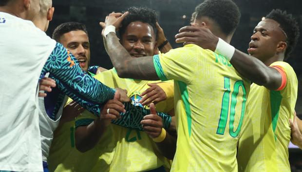 Endrick celebra el gol junto a sus futuros compañeros Vinicius y Rodrygo