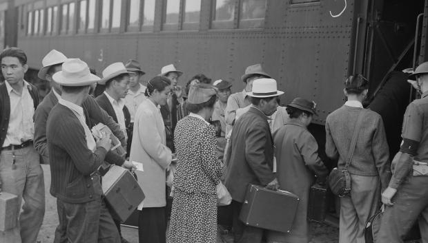 Evacuados de ascendencia japonesa suben a un tren especial con destino al centro de reunión de Merced