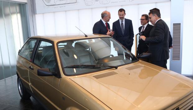 El Rey, con su primer coche, el Ibiza que ahora dicen que le ha regalado a la Princesa, pero en realidad está en el museo de Seat
