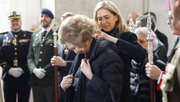 La Infanta Cristina y la Reina Sofía, antes de la procesión del Santísimo Cristo de los Alabarderos