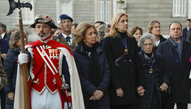 La Infanta con su madre y su tía en un momento de la procesión del Cristo de los Alabarderos