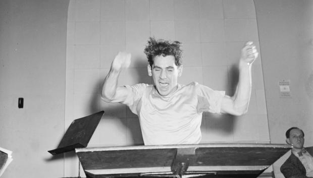 Leonard Bernstein durante un ensayo en 1947