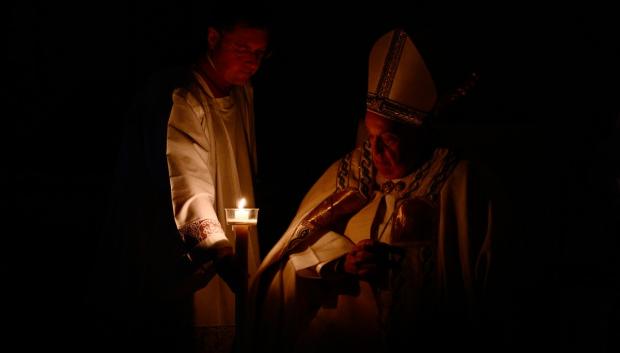 El Papa enciende el Cirio Pascual en la basílica de San Pedro