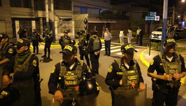 La casa de la presidenta de Perú, Dina Boluarte, fue allanada cerca de la medianoche de este viernes por un equipo de fiscales y agentes de la Policía Nacional