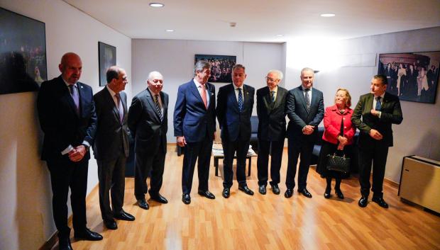 El alcalde de Sevilla, José Luis Sanz (en el centro) preside la foto de familia acompañado por el antropólogo francés François Zumbiehl (tercero por la izquierda) y Andrés Amorós (cuarto por la derecha)