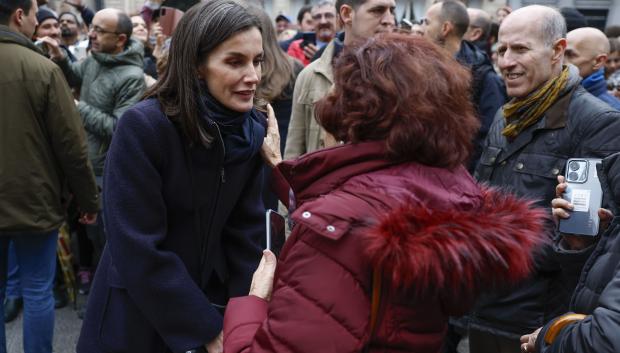 MADRID, 30/03/2024. La reina Letizia durante la procesión de Nuestra Señora de la Soledad y Desamparo y del Paso del Santísimo Cristo Yacente, en la que ha participado junto al rey Felipe, la princesa Leonor y la infanta Sofía, este sábado en la madrileña calle de Alcalá.-EFE/ Mariscal