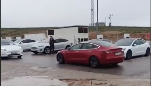 Decenas de coches esperando mientras algunos cargadores no funcionan