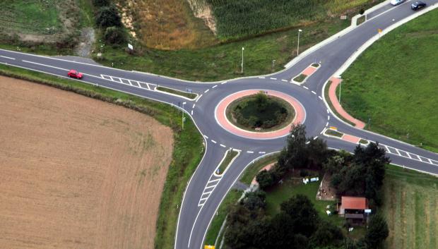 Las rotondas debería agilizar el tráfico, pero en España no es así