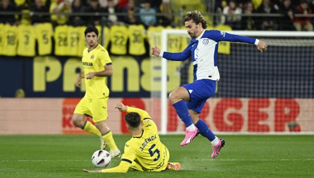 Griezmann disputa un balón en el partido ante el Villarreal