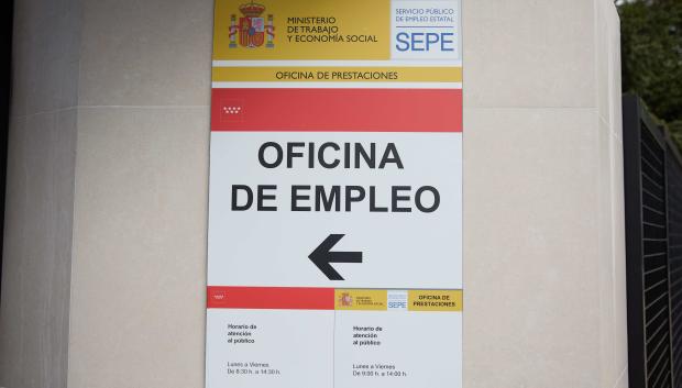 Vista de las indicaciones de una oficina de empleo del SEPE del Barrio del Pilar