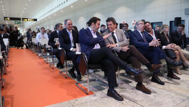 El director general de EasyJet en el sur de Europa Javier Gándara con el presidente de la Comunidad Valenciana, Carlos Mazón y otras autoridades