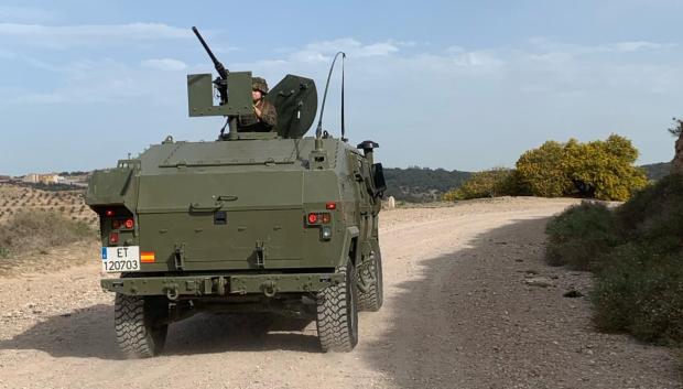 Un vehículo blindado Vamtac vigila Melilla
