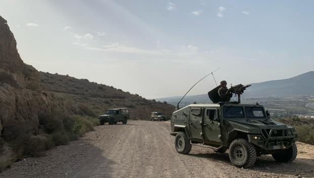 Vehículos Vantac con ametralladoras patrullan Melilla en misión de vigilancia