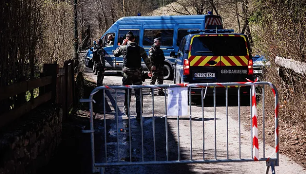 Gendarmes en la zona dónde fueron encontrados los restos de Émile