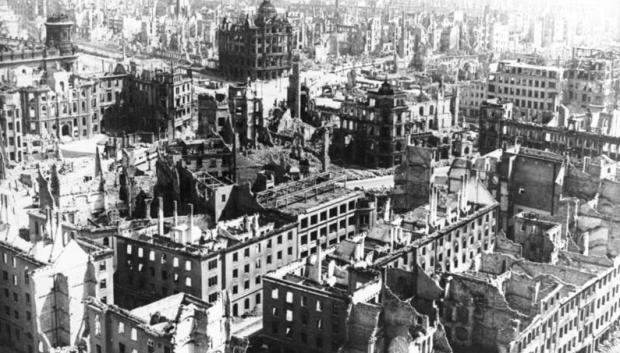 Vista de la ciudad destruida desde la torre del ayuntamiento. En primer plano se encuentra lo que en la actualidad es la Pirnaischer Platz