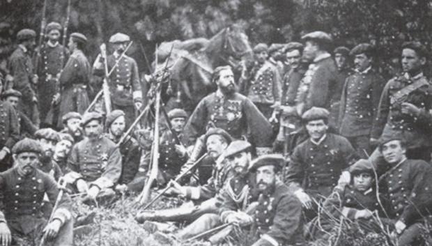 Fotografía de Don Carlos durante la guerra rodeado de voluntarios