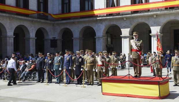El general Juan Carlos González Díez, preside una jura de bandera en Santander en 2022