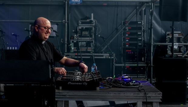 DJ Padre Guilherme, en el escenario de Cibeles