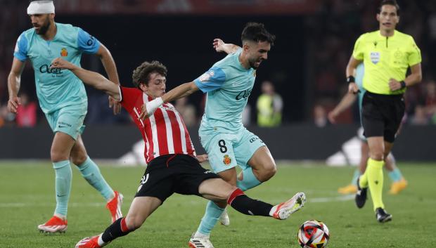 Athletic Bilbao's Spanish forward #20 Asier Villalibre tackles Real Mallorca's Spanish midfielder #08 Manuel Morlanes during the Spanish Copa del Rey (King's Cup) final football match between Athletic Club Bilbao and RCD Mallorca at La Cartuja stadium in Seville on April 6, 2024. (Photo by Jaime REINA / AFP)