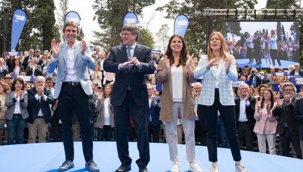 Carles Puigdemont y los candidatos de Junts