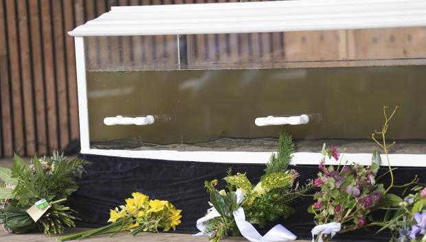 Un ataúd con agua contaminada durante el funeral del fiordo de Vejle