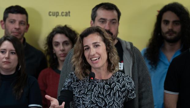 La candidata de la CUP a las elecciones catalanas, Laia Estrada (c), durante la presentación de los candidatos