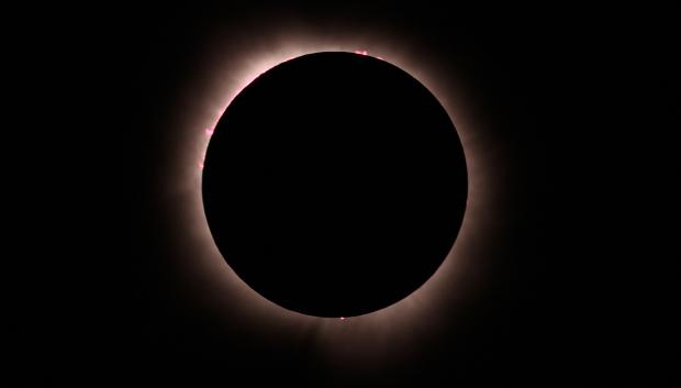 Durante un eclipse solar total, en lugares dentro de la trayectoria de la totalidad (la ruta de 185 kilómetros de ancho a través de América del Norte), los observadores podrán ver la luna cubrir el 100% del disco solar.