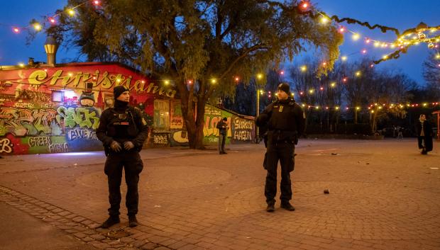 Agentes de policía patrullan en Pusher Street en Freetown Christiania