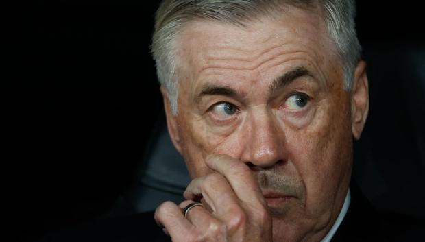 El entrenador del Real Madrid, Carlo Ancelotti, durante el partido de ida de cuartos de final de la Liga de Campeones de fútbol entre el Real Madrid y el Manchester City, este martes en el estadio Santiago Bernabéu.