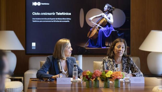 Acto de presentación “Ciclo Centenario Telefónica”. De izquierda a derecha: Julia Sánchez, CEO de la Escuela Superior de Música Reina Sofía, y María García-Legaz, jefa de la oficina del presidente y responsable de la Comisión del Centenario de Telefónica