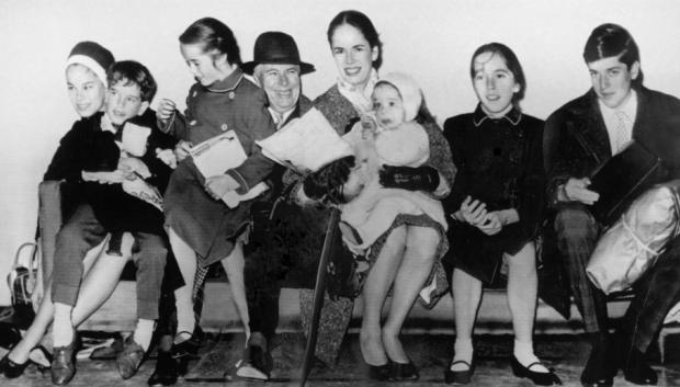 Chaplin con su esposa Oona y seis de sus hijos en 1961