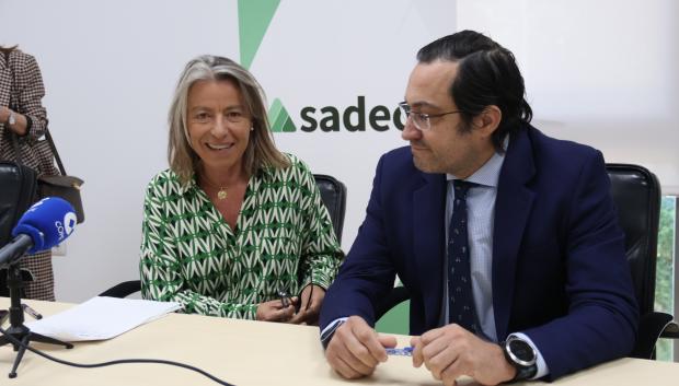Isabel Albás y Manuel Osuna, gerente de Sadeco