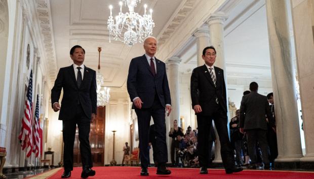 El presidente de Filipinas Ferdinand Marcos, el presidente Joe Biden y el primer ministro japones Fumio Kishida caminan juntos en la Casa Blanca