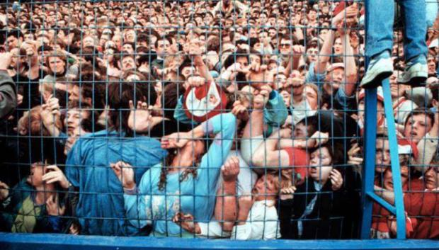 Los aficionados del Liverpool en Hillsborough, aplastados