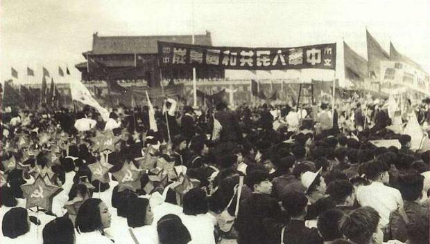 Estudiantes asisten a la ceremonia de fundación de la República Popular China el 1 de octubre de 1949