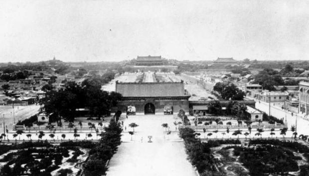 La Plaza de Tiananmen a principios del siglo XX, vista desde la Puerta de Zhengyangmen (Puerta de Qianmen) con la Puerta de China, posteriormente retirada en 1954 para hacer sitio al actual Mausoleo de Mao Zedong. Se ve el "corredor de los mil escalones" (detrás de la Puerta de China) y la Puerta de Tiananmen a lo lejos.