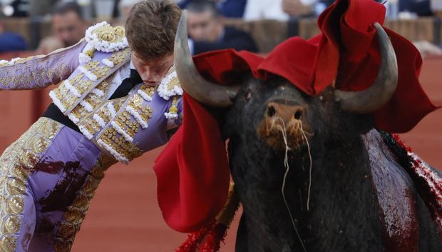 Borja Jiménez da un pase de pecho a su primer toro