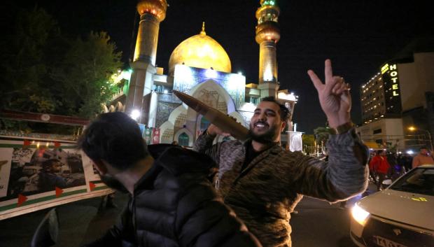 Manifestantes en Teherán celebran el ataque a Israel