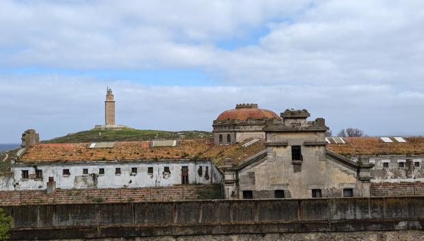 La vieja cárcel de La Coruña, con la Torre de Hércules al fondo