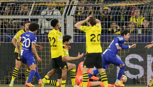 Los jugadores del Dortmund se lamentan tras un gol atlético