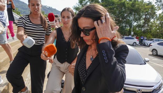 KOH SAMUI (TAILANDIA), 17/04/2024.- La analista de inversiones Silvia Bronchalo, madre de Daniel Sancho, a su llegada al tribunal este miércoles para asistir a una nueva sesión del juicio contra el español acusado por el supuesto asesinato del cirujano colombiano Edwin Arrieta en Tailandia que se reanudó en la isla de Samui con en principio el testimonio de tres policías, en su mayoría forenses, que participaron en la investigación del caso. EFE/ Sitthipong Charoenjai