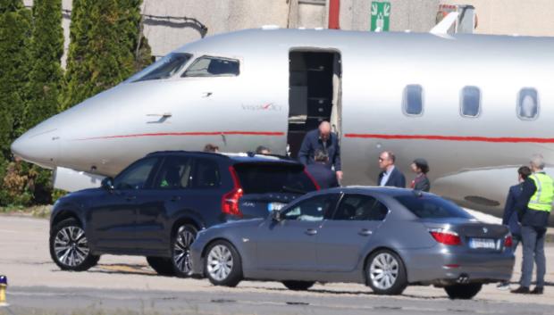 Don Juan Carlos desciende del avión en el aeropuerto de Vigo-Peinador