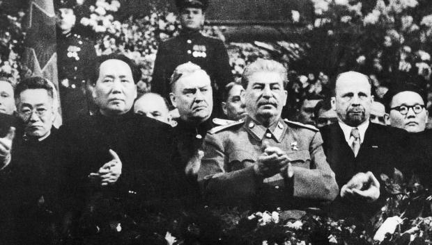 En París, Pol Pot se inspiró en los escritos de Mao Zedong y Joseph Stalin (fotografiados juntos en 1949) sobre cómo llevar a cabo una revolución