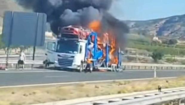 Imagen de baja calidad del camión en llamas