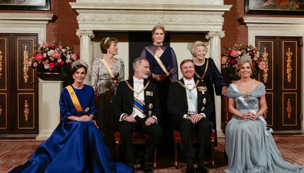 Los Reyes de España y de los Países Bajos con la Princesa Amalia de Orange y la Princesa Beatriz