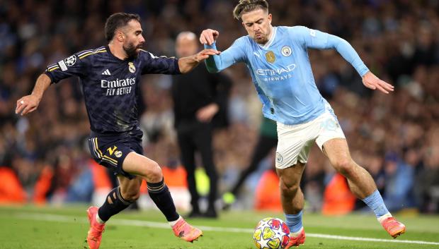 Jack Grealish (R) del Manchester City contra Dani Carvajal durante los cuartos de final de la Liga de Campeones