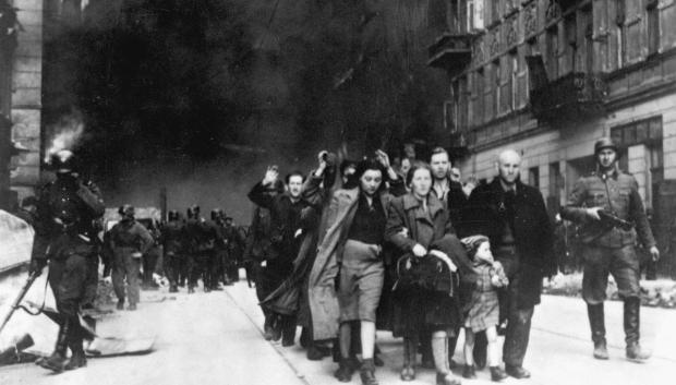 Judíos capturados son conducidos por tropas alemanas al punto de reunión para su deportación